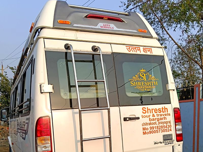श्रेष्ठ टूर एंड ट्रैवल्स की टेम्पो ट्रैवलर – पीछे का दृश्य